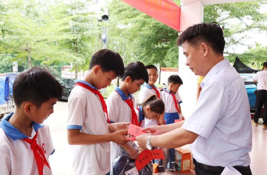 菠菜担保网到墟落振兴联系点举行留守儿童“六一”关爱活动