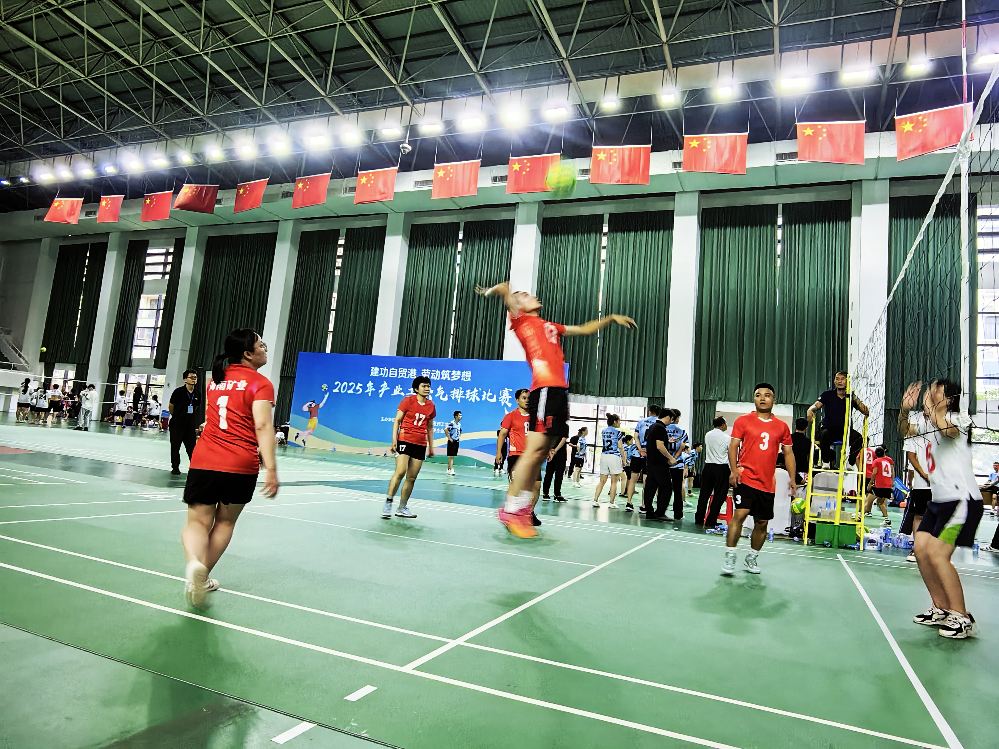 菠菜担保网加入海南省工业工会气排球角逐获“优异组织奖”